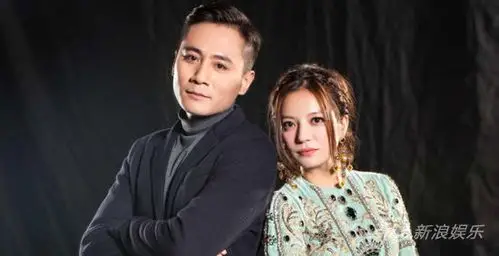 刘烨和赵薇在《达人秀》的宣传照