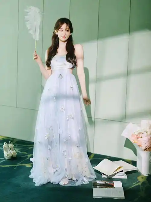 祝绪丹芭莎活动造型简直可爱到爆双马尾扎发抹胸长裙清澈纯净美上天