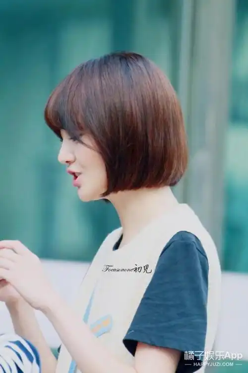 看《夏至未至》路透照,短发圆脸的郑爽妹子其实才18吧!