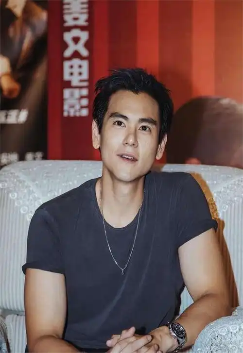 这张亲吻照充满了扑朔迷离的情感张力,不禁让人开始思考彭于晏的性