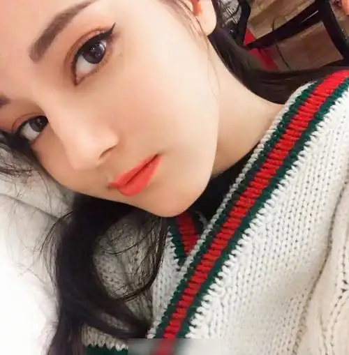 迪丽热巴晒自拍 嘟嘴卖萌自称小可爱