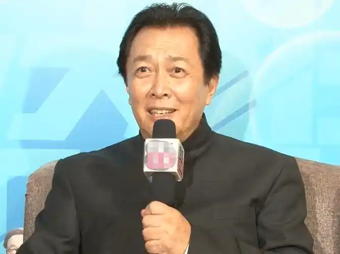 70岁唐国强近况曝光穿西装肚腩微凸太抢镜演出站姿挺拔气势足