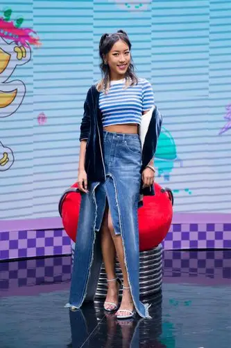 吉克隽逸分叉裙上节目险走光 "哪吒造型"遭网友吐槽