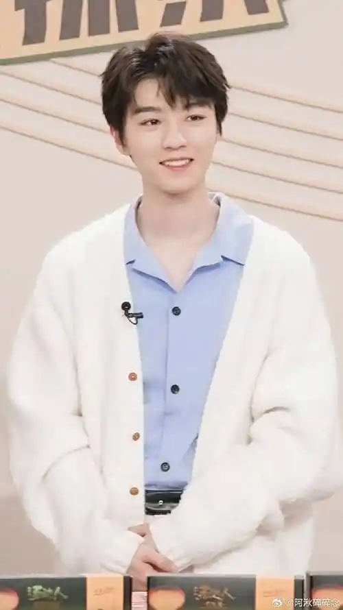 还有小虎牙的王俊凯 谁不想rua一口#王俊凯直播#王俊凯丨白色毛衣