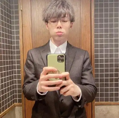 根据陈越自己社交软件上的介绍,我们能够知道他现在在黑丽(杭州)生物