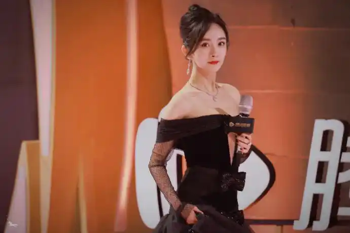 杨幂一字肩深v黑纱裙