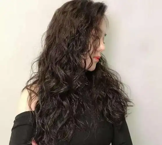 尽管这种发型偏传统,但很多时髦的女士还是喜欢这种满头蓬松的卷发