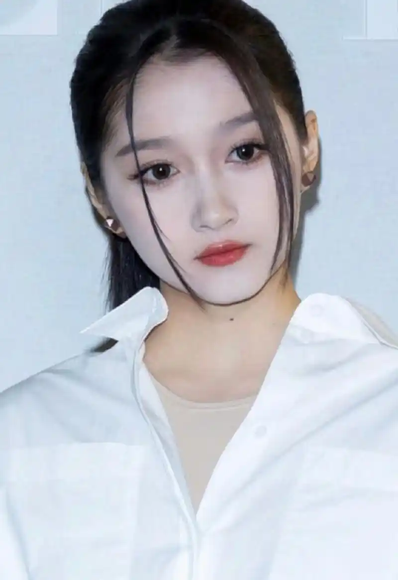 关晓彤是不是脖子忘记涂粉底了