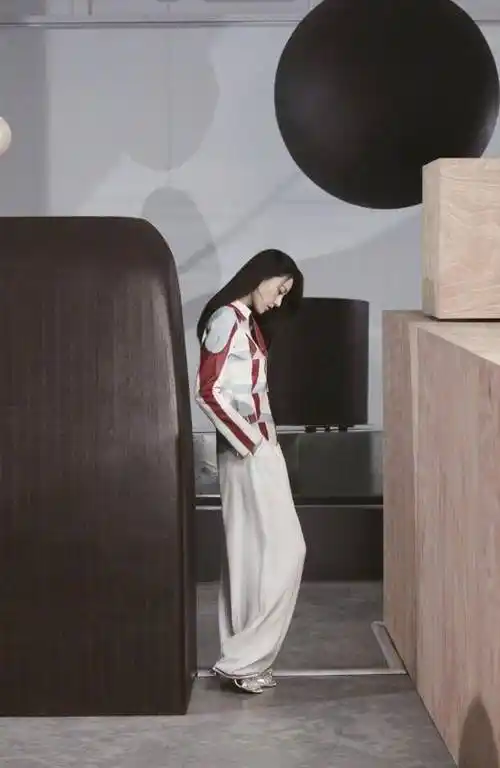 42岁高圆圆晒爬山照粉丝看背影20岁看正脸还是20岁