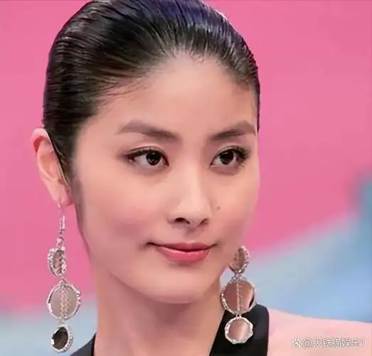 别再追求"锥子脸"了!5位女星告诉你,被嫌弃的大脸才真的扛老