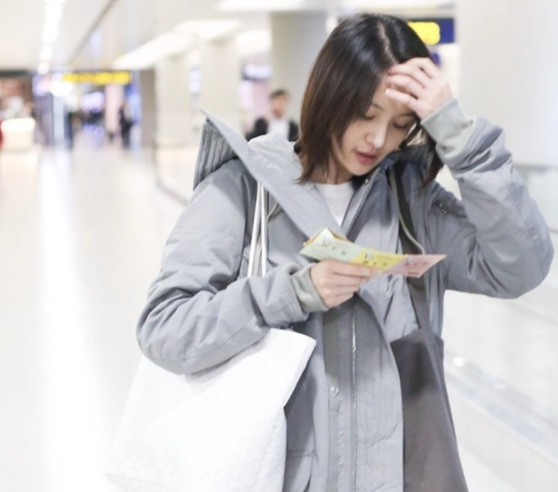 郑爽又素颜现身机场,超大风衣搭配宽松裤子,网友机场秀就服你