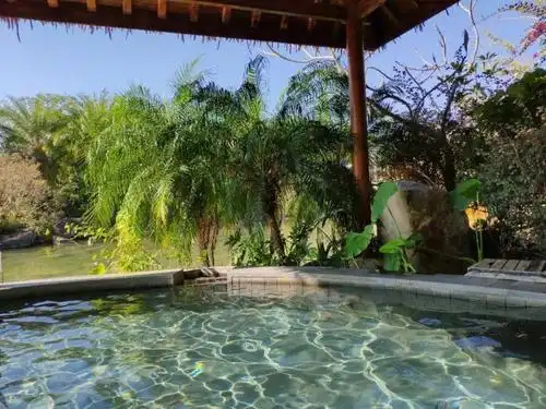 进去莲花山温泉度假区,换了门票,更衣,出门口就有温泉,红酒泉-海丰