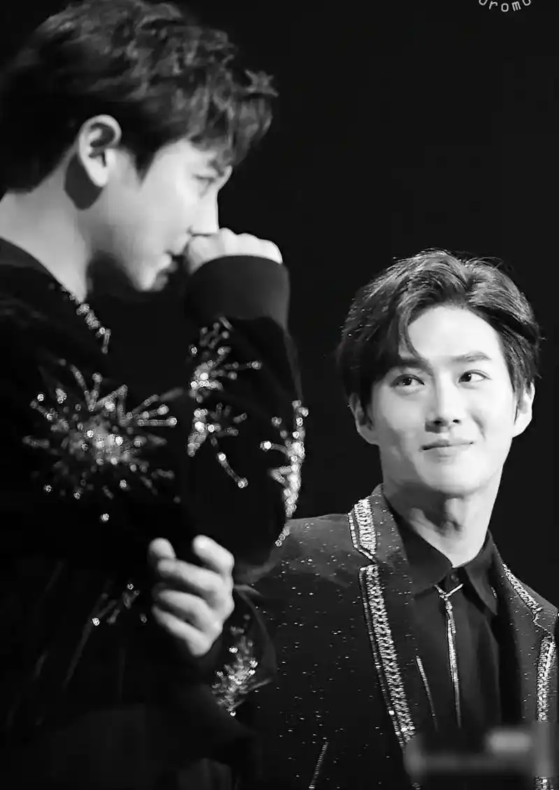 小队的眼神充满了深情的爱意#猝不及防的瞬间 #朴灿烈 #金俊勉