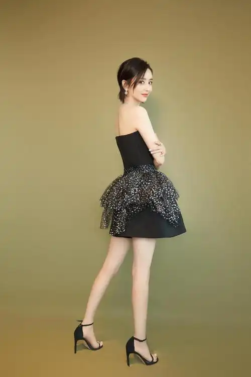 佟丽娅身材纤细穿吊带裙加点褶皱更显瘦颜值优越也吸睛