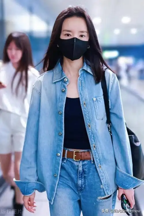 董洁现身上海机场身着牛仔套装清新简约