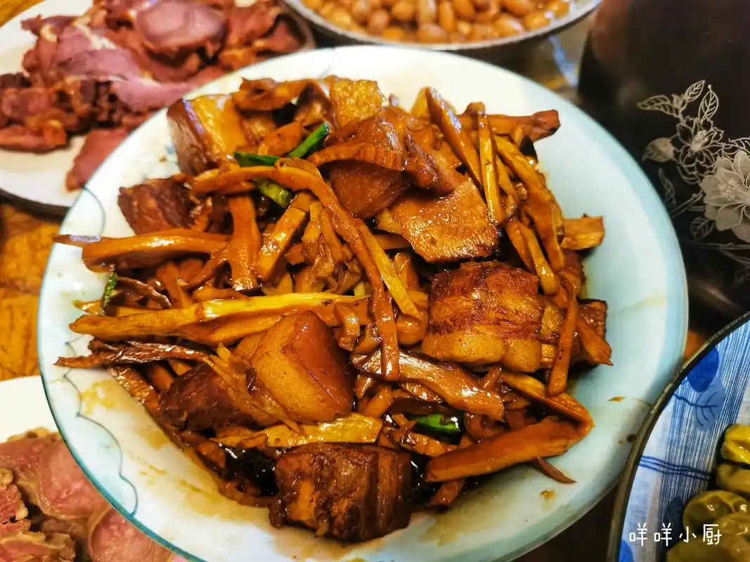 家庭生日宴,简单的家常菜里藏不住的欢声笑语,是我们平凡的幸福