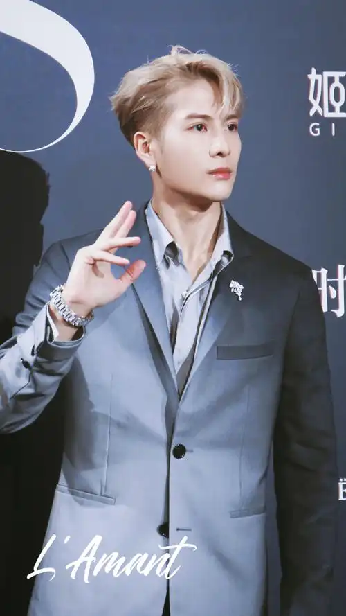 时尚芭莎年度派对##王嘉尔乌云灰渐变西装##王嘉尔lmly初舞台