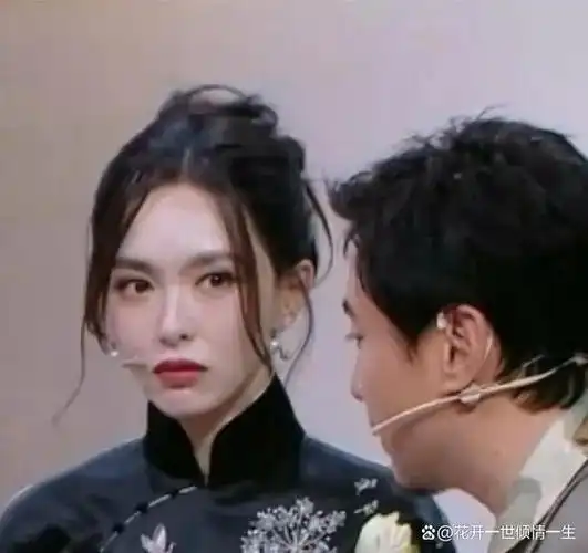 关晓彤参加王牌对王牌过生日被整蛊唐嫣的表情很微妙