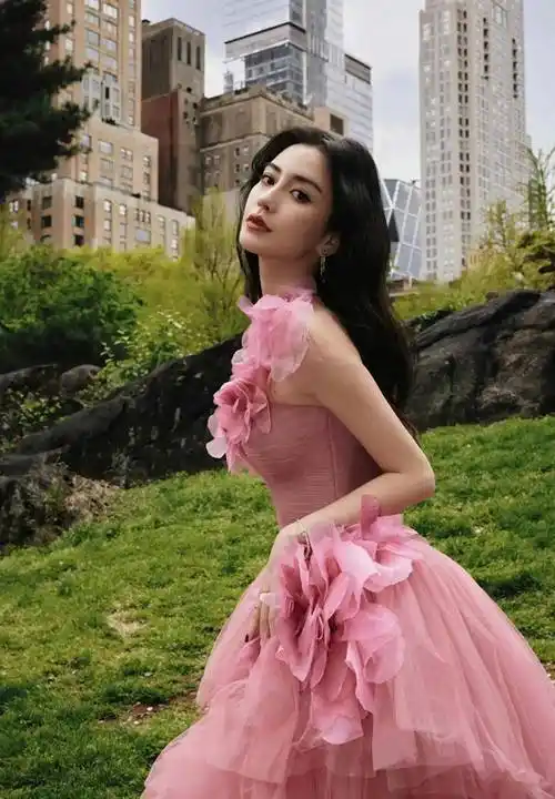 杨颖粉色碎花裙体现少女浪漫与活力_裙子_照片_风格