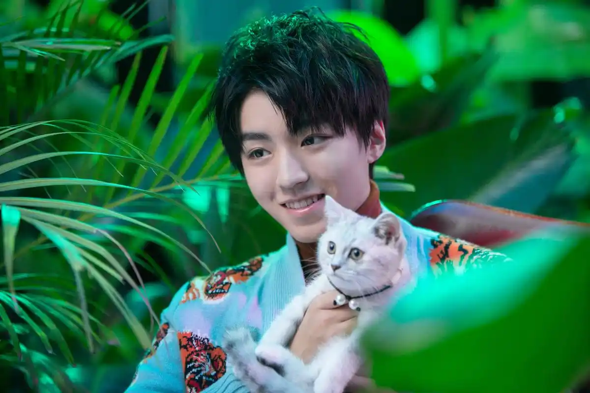 王俊凯18岁成年礼宽屏壁纸_全能偶像王俊凯