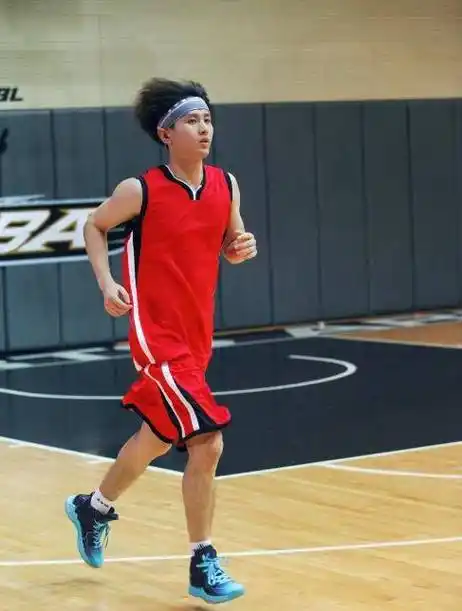 原创成毅下车照被曝光小鸟腿成漂亮模板女友粉看了表示心动