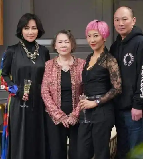 刘嘉玲晒与张学友合影互相拌嘴,61岁张学友久违现身,须发斑白_活动