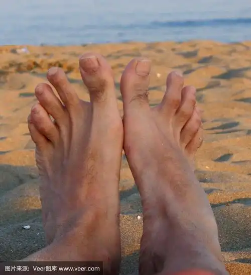 成年人赤脚在岸边