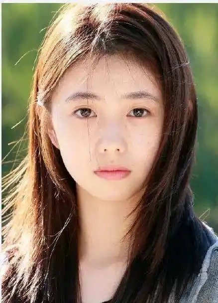 娱乐圈为何偏爱"塌鼻子"女明星?其实原因有3个_刘浩存_五官_眼睛