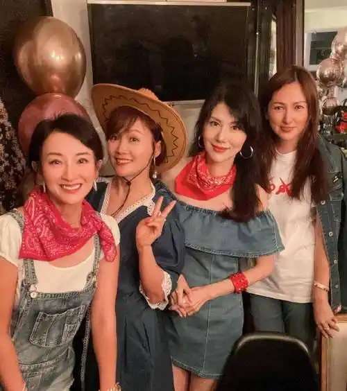 51岁梁小冰显年轻,梁佩瑚与蒙古富豪老公罕见同框_朱洁仪_演艺事业