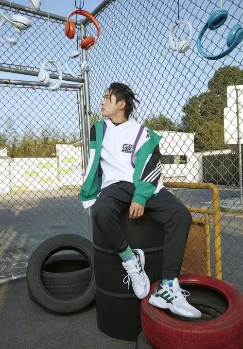 易烊千玺绿色调的街头风穿搭充满了春天的气息67