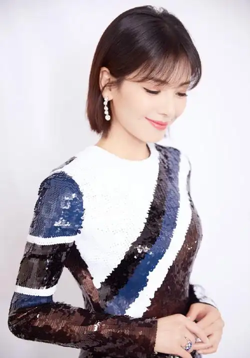 刘涛虽然41岁,可剪款短发加个刘海却减龄效果满分,嫩回20岁