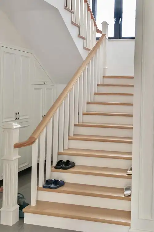 楼梯是我选的,本来我妈想用大理石我觉得木头的更好看,挑了原木色拼