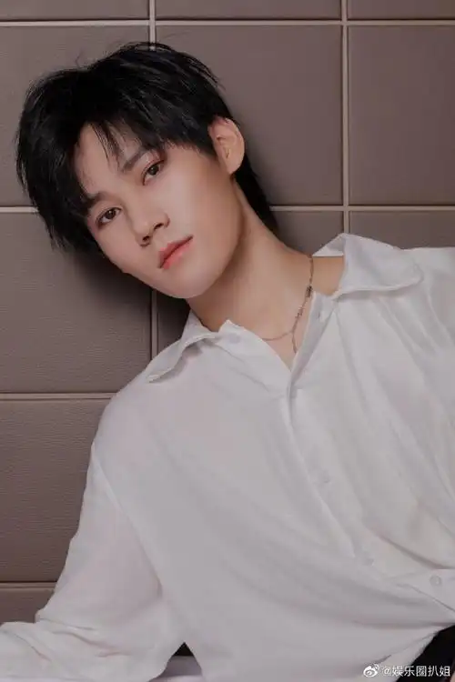 张真源红色格子衫春日随拍