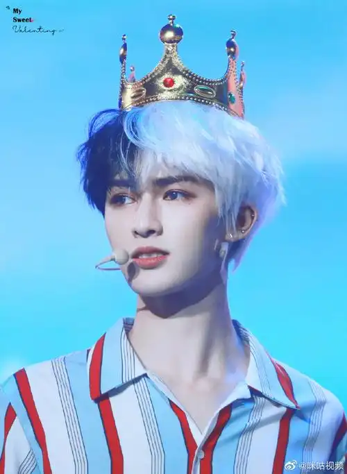 眼妆点缀得@theo-朱正廷楚楚动人,又奶又帅气,亮亮的眼睛戳中了心窝