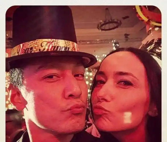 吴彦祖晒结婚照庆祝结婚十一周年,表白爱妻,去年的梗再次被提_演出