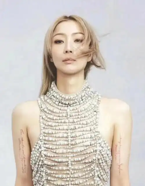 郑秀文的身材好高级呀,瞬间领悟到了平胸的高级感!