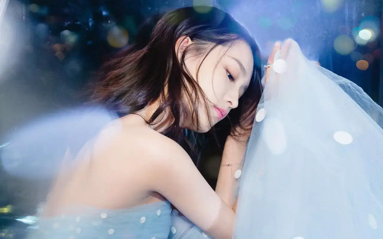 李沁露背礼服性感写真高清壁纸