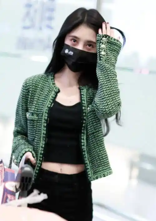 鞠婧祎穿炫腹装现身机场,看到生图下真实腰型,这是认真的吗_时尚_look