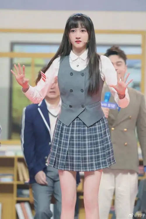 关晓彤王牌重逢校园再当大队委#关晓彤王牌校服造型好好看,期待贤彤