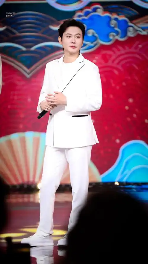 孟鹤堂白西装帅到爆##孟鹤堂天津春晚