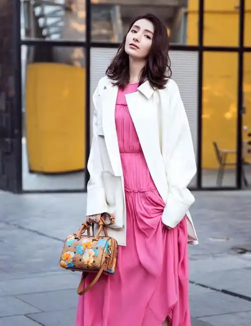 "香妃"麦迪娜,穿一件黑白拼接连衣裙尽显大气,看不出31!