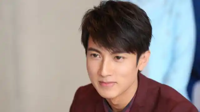 吴尊携子女拍大片状态年轻似哥哥,女儿亭亭玉立,儿子帅气像爸爸