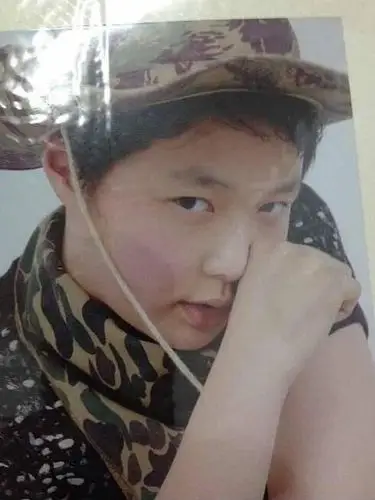 张艺兴爸爸晒坑娃照