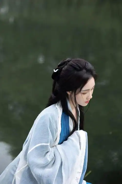 赵嘉敏佳人倩影湖边写真