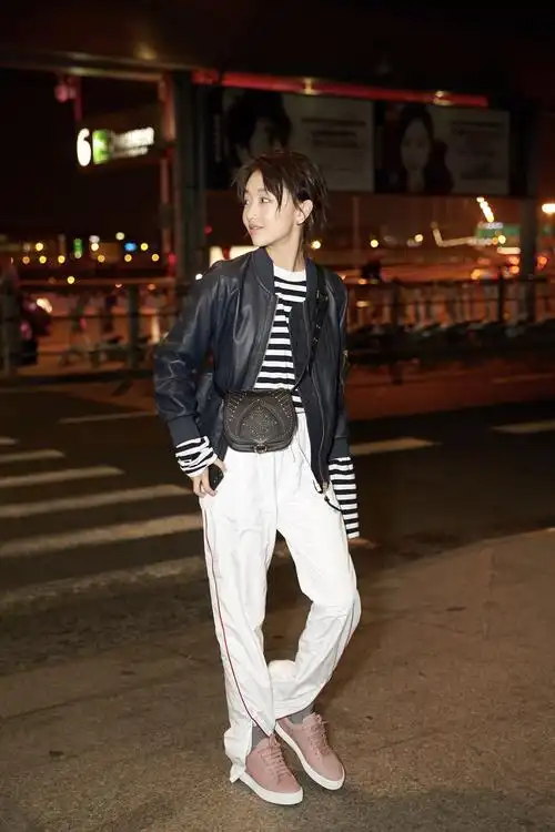 周冬雨深夜现身机场 凌晨收工未显倦容