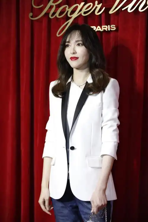 唐嫣身穿白色小西服搭配牛仔裤,随性不失优雅.