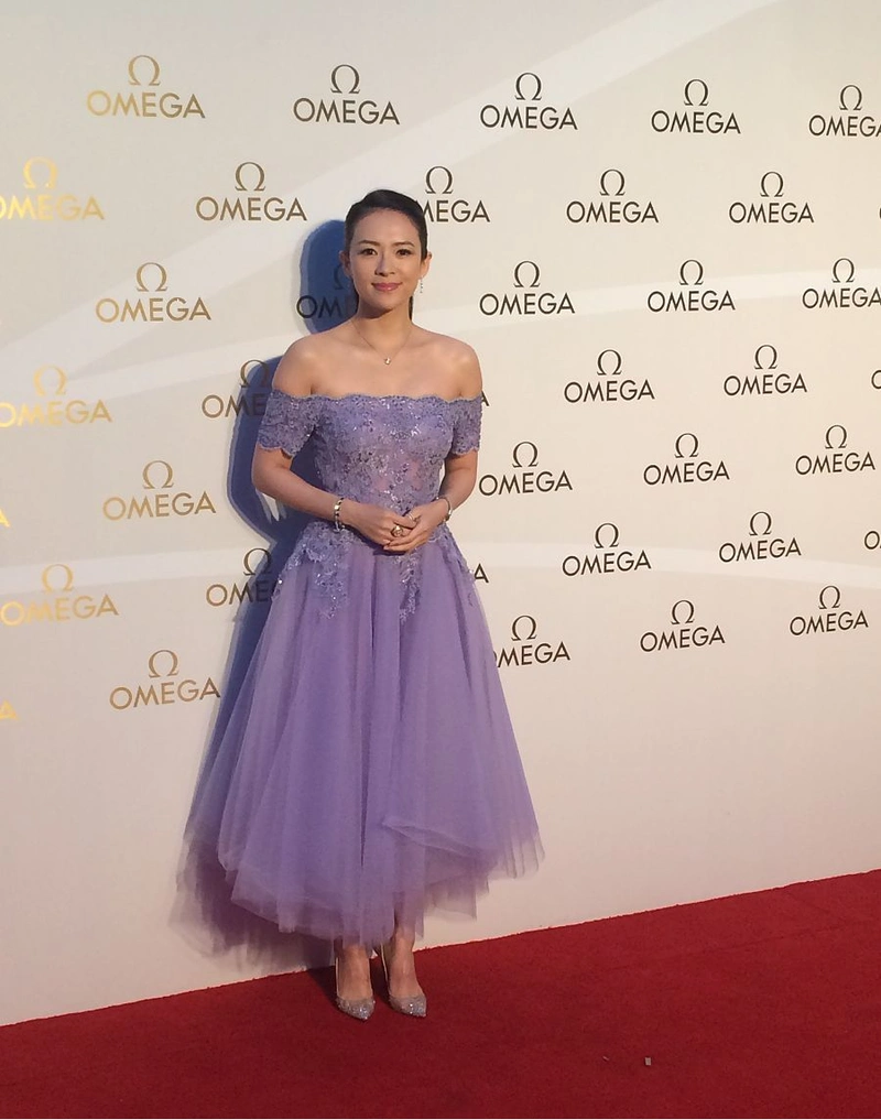 章子怡和礼服的气质真挺配的就算是有点怪的颜色也能驾驭