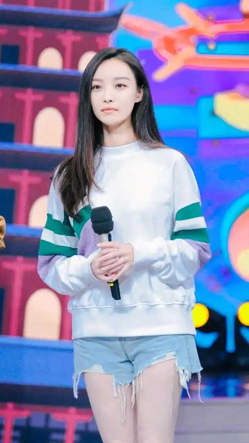 倪妮做客《快本》,穿牛仔短裤"筷子腿"抢镜,真是骨相美人_腾讯新闻
