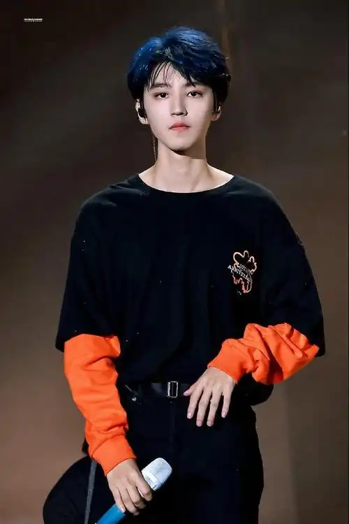 王俊凯牛仔套装机场路透