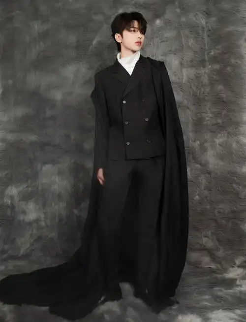蔡徐坤黑色长斗篷造型尽显优雅诠释诗意风尚